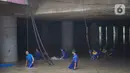 Petugas memasang pompa penyedot air di banjir yang menggenangi underpass Kemayoran, Jakarta, Senin (3/2/2020). Curah hujan tinggi menyebabkan banjir yang menggenangi kawasan tersebut lama surut sehingga menutup arus lalu lintas. (Liputan6.com/Immanuel Antonius)