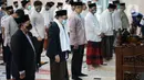 Gubernur dan Wakil Gubernur DKI Jakarta Anies Baswedan dan Ahmad Riza Patria melaksanakan salat Idul Adha di Masjid Fatahillah Balai Kota, Jumat (31/7/2020). Selain mengenakan masker, para jemaah juga harus mengambil jarak sekitar satu meter dari sisi kiri dan kanan. (Liputan6.com/Immanuel Antonius)