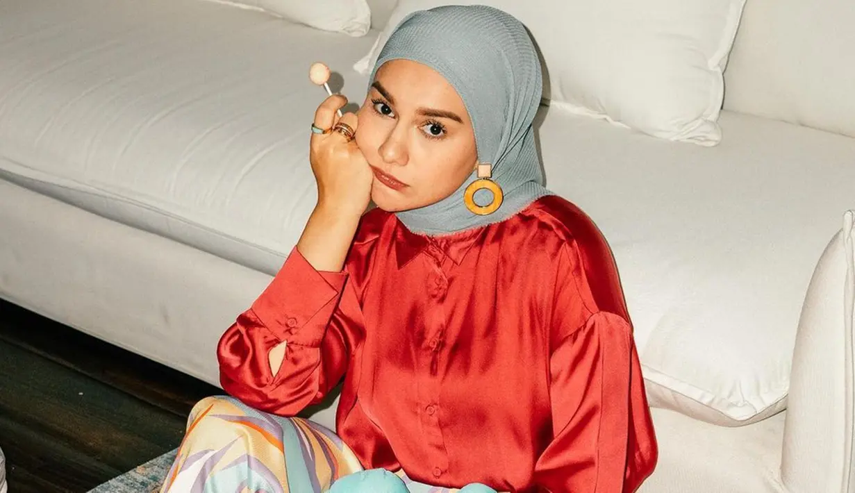 Di Instagram pribadinya, istri Ammar Zoni ini kerap menjalani pemotretan untuk endorse sebuah produk fashion. Tak heran jika penampilannya selalu tampil menawan. Terlebih, Irish Bella makin stylish dengan busana colorful.(Liputan6.com/IG/@_irishbella_)