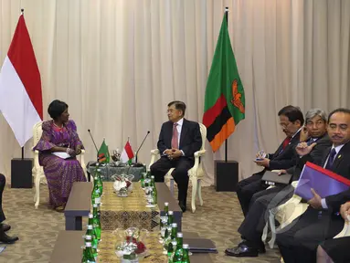 Wakil Presiden Jusuf Kalla (kanan) menerima Wakil Presiden Zambia Inonge Wina (kiri) saat pertemuan bilateral antara Indonesia dengan Zambia dalam rangkaian KTT Asia-Afrika di JCC Jakarta, Selasa (21/4/2015). (Liputan6.com/Herman Zakharia)