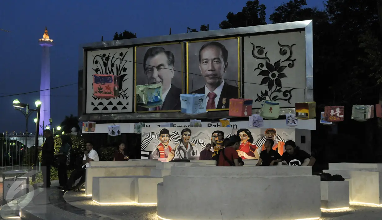 Warga bersantai di Taman Pandang Istana, Jakarta, Rabu (3/8). Taman Pandang Istana dibangun sebagai tempat bagi pengunjuk rasa yang beraksi di depan Istana Merdeka di Jalan Medan Merdeka Utara, Jakarta Pusat . (Liputan6.com/Yoppy Renato)