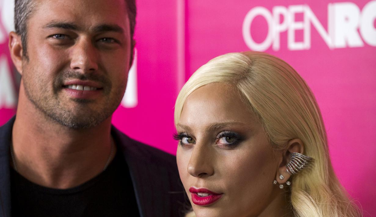 Penyanyi Lady Gaga (kanan) tampil mesra bersama kekasihnya Taylor Kinney dalam pemutaran perdana film " Rock the Kasbah " di New York, Senin (19/10/2015). Mereka telah bertunangan Februari lalu. (REUTERS/Lucas Jackson)