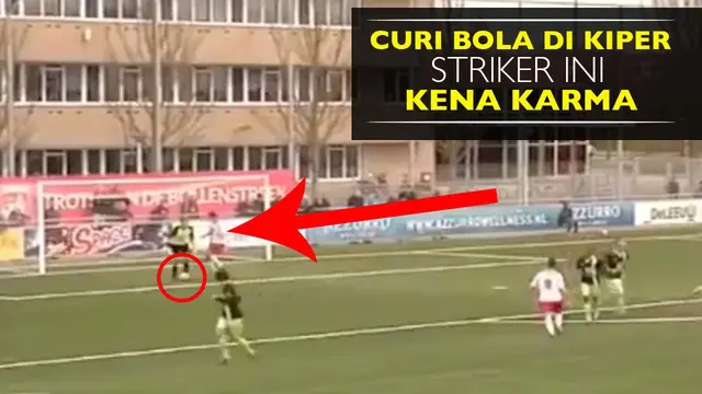 Video striker merebut bola dari kiper tapi tendanganya gagal cetak gol karena melebar ke atas gawang saat pertandingan klub liga amatir Jerman.