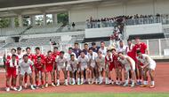 Para pemain Timnas Indonesia berfoto dengan suporter yang hadir langsung di Stadion Madya GBK setelah sesi internal game, Sabtu (30/5/2026). (Bola.com/Hery Kurniawan)