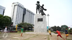 Anak-anak bermain bola di Tugu Tani, Jakarta, Jumat (2/10/2015). Pemprov DKI Jakarta akan menambah ruang publik terpadu ramah anak (RPTRA) sebanyak 150 lokasi dengan menggunakan dana dari program CSR.(Liputan6.com/Faizal Fanani)