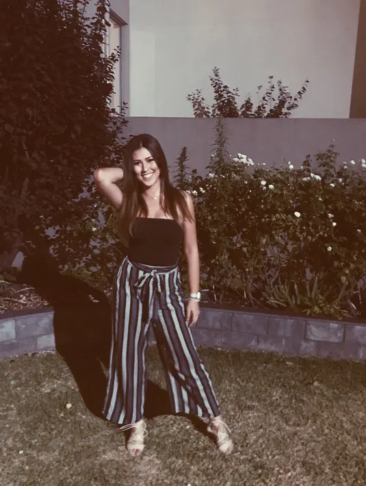 Selain itu, Sabrina juga cantik memesona dengan black outfit. Sabrina memakai celana kulot warna hitam bermotif garis-garis dengan paduan atasan bermodel kemben. Sangat cocok pastinya dikenakan oleh Sabrina.(Instagram/sabrinaeben)