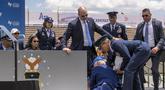 Presiden Joe Biden jatuh di atas panggung saat upacara wisuda Akademi Angkatan Udara Amerika Serikat 2023 di Falcon Stadium, Colorado, Kamis (1/6/2023). (AP Photo/Andrew Harnik)