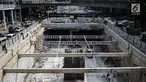 Pekerja menyelesaikan proyek pembangunan lintas bawah (underpass) Mampang Prapatan-Kuningan, Jakarta, Minggu (18/3). Wakil Gubernur DKI Sandiaga Uno memastikan proyek underpass ini selesai sebelum pelaksanaan Asian Games 2018. (Liputan6.com/Faizal Fanani)