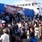 para penumpang tujuan Pulau Kangean dan Pulau Sapeken langsung menyerbu sesaat setelah kapal sandar di Pelabuhan Kalianget, Sumenep.