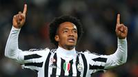 Ekspresi pemain Juventus, Juan Cuadrado, setelah tendangannya gagal dihalau pemain Genoa dan berbuah gol dalam lanjutan Serie A Italia di Stadion Juventus, Turin, Kamis (4/2/2016) dini hari WIB. (AFP/Marco Bertorello)