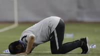 Pelatih Timnas Indonesia U-22, Indra Sjafri, sujud syukur usai mengalahkan Singapura U-22 pada laga SEA Games 2019 di Stadion Rizal Memorial, Manila, Kamis (28/11). Indonesia menang 2-0 atas Singapura. (Bola.com/M Iqbal Ichsan)