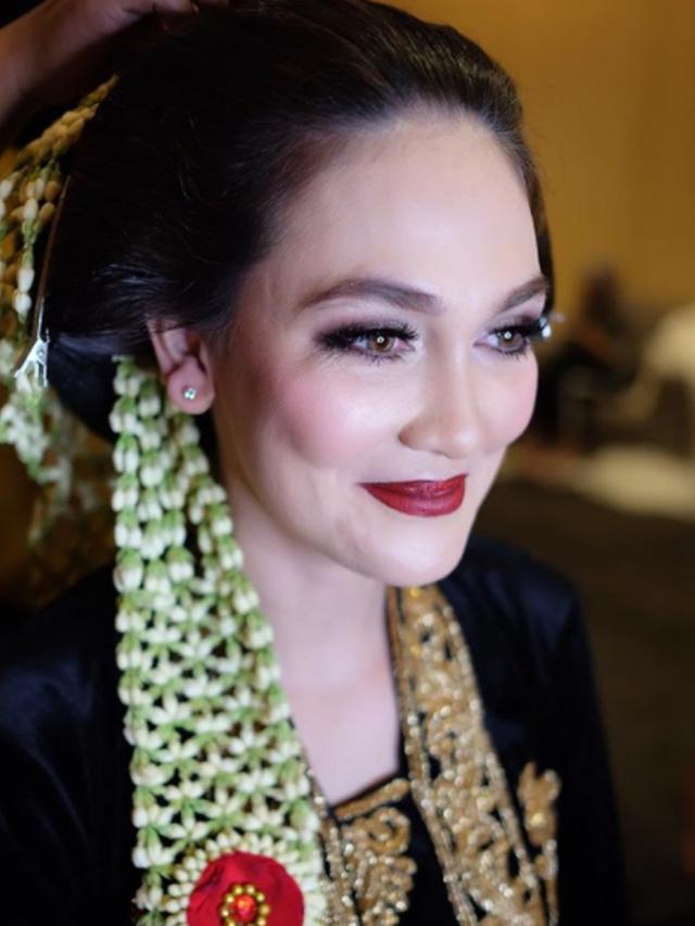 Polesan Cantik Luna Maya dengan Makeup  Khas Pengantin Jawa  