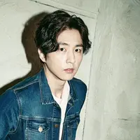 Shin Dong Wook sudah dikonfirmasi tengah mengencani seorang wanita yang bukan dari kalangan selebriti. (Soompi)