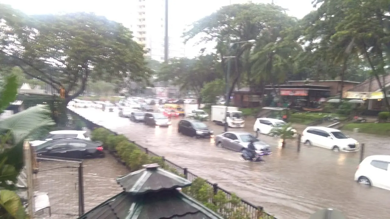 Kawasan Lippo Karawaci terendam bnjir akibat hujan besar dan drainase buruk