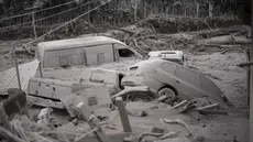Sejumlah mobil rusak dan tertimbun abu usai terjadi letusan gunung berapi Fuego di San Miguel Los Lotes, Guatemala (4/6). Sebuah desa Escuintla dipenuhi abu setelah terjadi letusan gunung berapi Fuego. (AFP/Johan Ordonez)