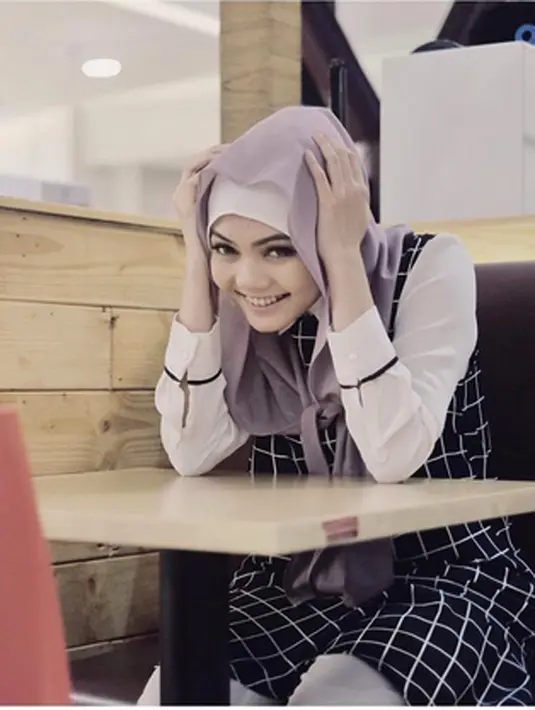 Mantan kekasih Fakhrul Razi ini mengaku telah lama menyimpan keiginannya untuk menutup auratnya. Meyakinkan dirinya, hingga mencari tahu soal aturan muslimah menutup aurat. (Instagram/rinanose16)
