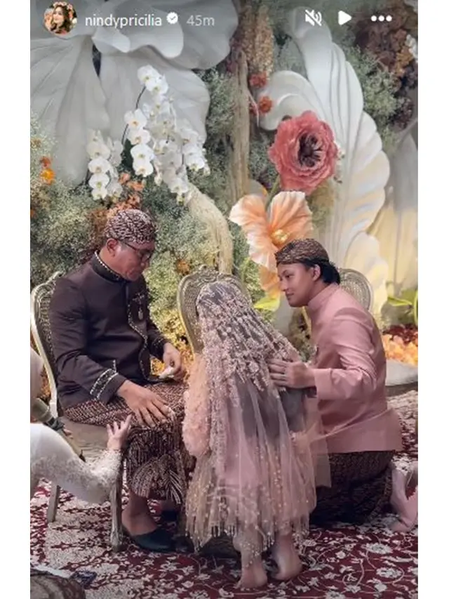 6 Potret Pengajian 7 Bulan Kehamilan Mahalini, Berkebaya Baby Bump Curi Perhatian