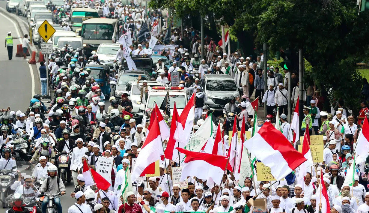 Ratusan ormas Islam mulai bergerak menuju Masjid Istiqlal, Jakarta Pusat, yang dijadikan titik kumpul, Jumat (4/11). Rencananya, demonstran akan memulai aksinya seusai menunaikan salat Jumat berjemaah di Istiqlal. (Liputan6.com/Faizal Fanani)