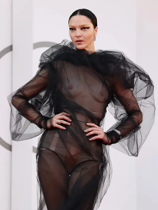 <p>Mariacarla Boscono dalam balutan sheer dress hitam. Ia mengenakan couture Jean Paul Gaultier yang dirancang oleh Glenn Martens. Foto: Vogue.</p>