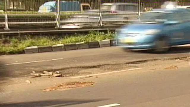 Hati-hati! Banyak Jalan Berlubang di Jakarta