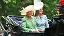 Kate Middleton bersama ibu mertuanya, serasi dalam balutan gaun mantel dan fascinator warna cerah. (Foto: Shutterstock)