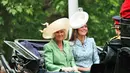 Kate Middleton bersama ibu mertuanya, serasi dalam balutan gaun mantel dan fascinator warna cerah. (Foto: Shutterstock)