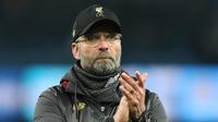 Pelatih Liverpool, Jurgen Klopp menyapa fans usai pertandingan melawan Manchester City pada lanjutan Liga Inggris di stadion Etihad (3/1). Manchester City berhasil mengalahkan Liverpool dengan skor tipis 2-1. (AP Photo/Jon Super)