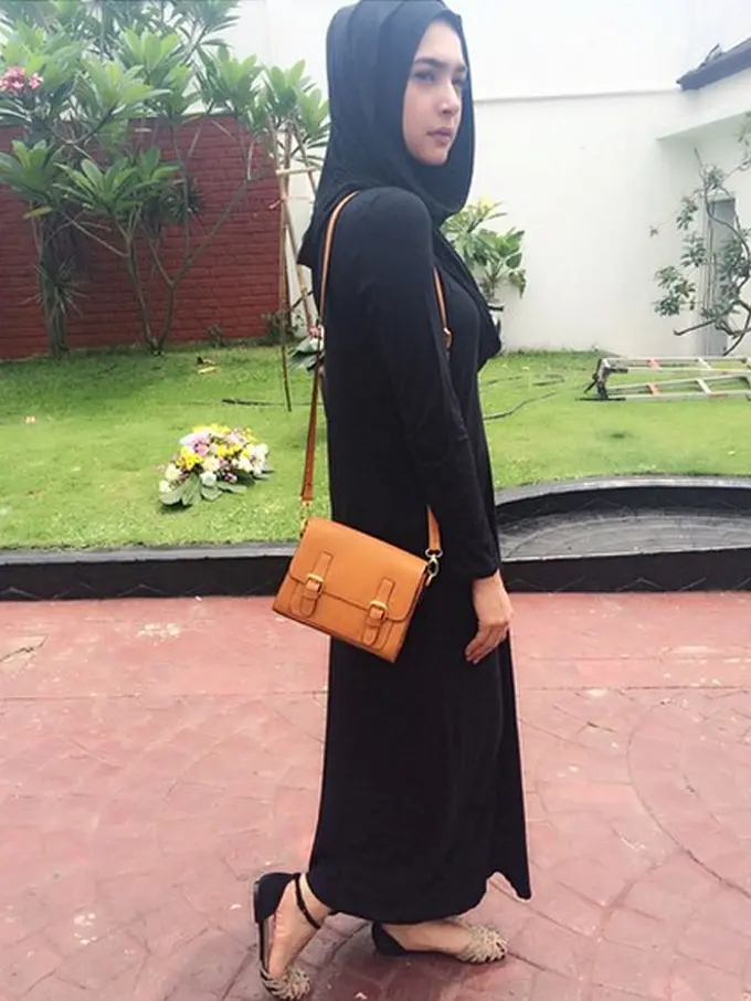 Cantiknya Nabila Syakieb Dalam Balutan Hijab