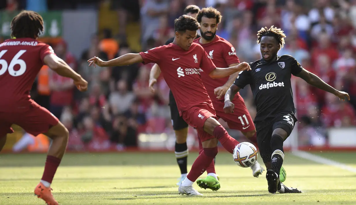 Pemain Liverpool, Fabio Carvalho berebut bola dengan pemain Bournemouth, Jordan Zemura pada laga lanjutan Liga Inggris di Anfield, Liverpoo, 27 Agustus 2022. Carvalho sempat gagal berseragam Liverpool pada bursa transfer musim dingin 2022. Hal tersebut dikarenakan Fulham telat mengirimkan dokumen yang diperlukan. Meskipun begitu, The Reds tak kehilangan minat untuk memboyong pemain berkebangsaan Portugal tersebut pada bursa transfer musim panas 2022. (AFP/Oli Scarff)