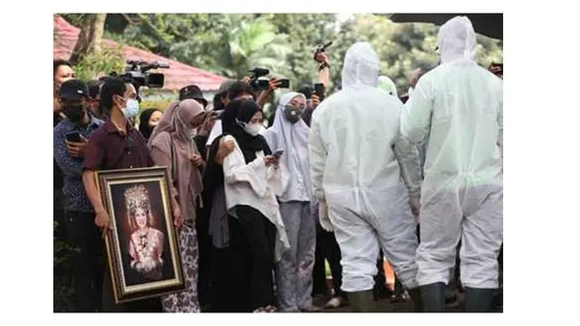 8 Potret Prosesi Pemakaman Dorce Gamalama, Diiringi Isak Tangis Keluarga