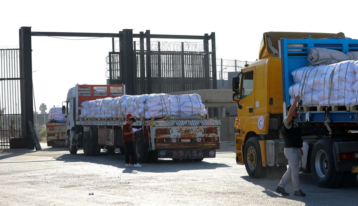 Media pemerintah Mesir, pada Minggu (27/7/2025), melaporkan bahwa truk-truk bermuatan bantuan telah memasuki wilayah Gaza melalui perlintasan Rafah. (Foto oleh AFP)