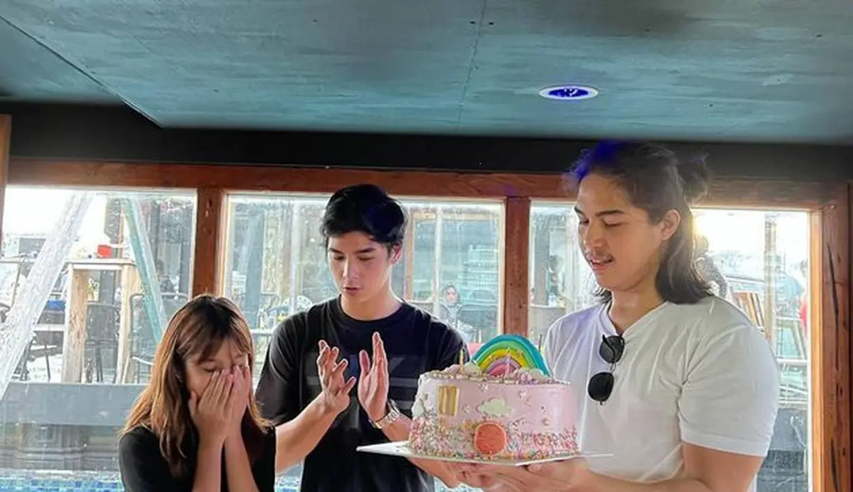 <p>El Rumi juga tampak hadir di momen bahagia itu. Ia tampak memberikan kejutan spesial. [Foto: instagram.com/feea2602]</p>