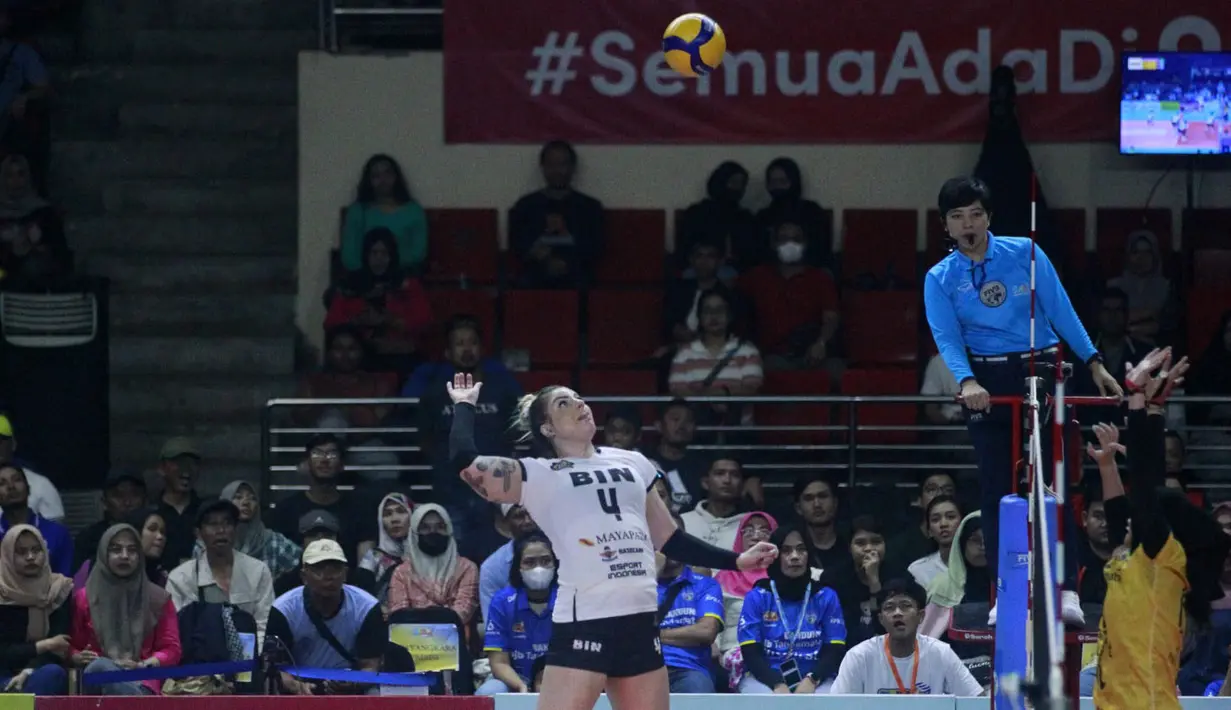 Pemain Jakarta BIN, Fernanda Davis Tome melakukan spike ke arah pemain Bandung Bjb Tandamata pada laga Final Four PLN Mobile Proliga 2023 yang berlangsung di GOR Jatidiri, Semarang, Jawa Tengah, Sabtu (04/03/2023) malam WIB. Jakarta BIN menang tiga set langsung dengan skor 30-28, 26-24, dan 25-15. (Dok. Proliga 2023)