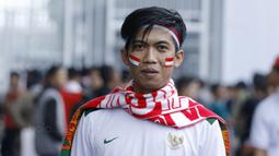 Suporter asal Karawang, Andri, bepose di SUGBK, Senayan, Jakarta, Minggu (14/1/2018). Selain untuk menyaksikan laga Indonesia Vs Islandia, kehadiran para suporter juga karena ingit melihat wajah baru SUGBK. (Bola.com/M Iqbal Ichsan)