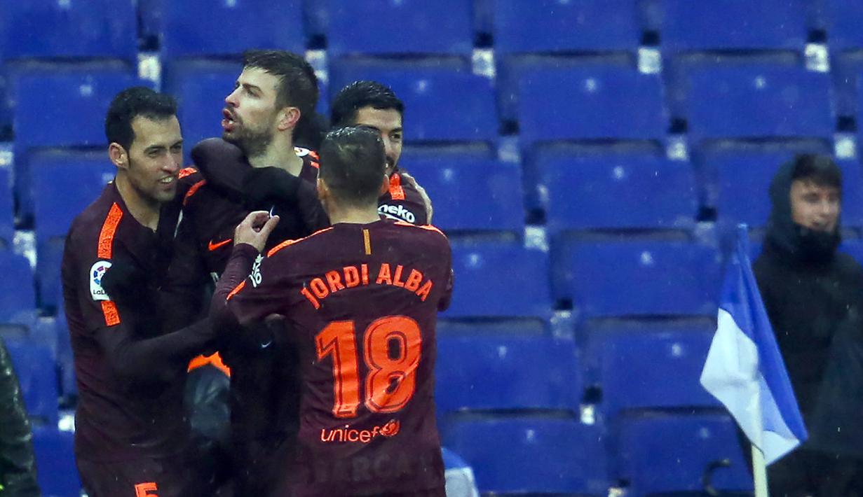 Para pemain Barcelona merayakan gol Gerard Pique  ke gawang Espanyol pada lanjutan La Liga santander di RCDE stadium, Cornella Llobregat, Spanyol, (4/2/2018). Espanyol dan Barcelona bermain imbang 1-1. (AFP/Pau Barrena)