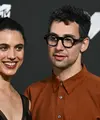 Jack Antonoff dan Margaret Qualley  pada 2024. (ANGELA WEISS / AFP)