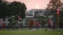 Sejumlah pemain Timnas Indonesia U-23 melakukan latihan perdana menjelang Piala AFF U-23 yang berlangsung di Lapangan A, Senayan, Jakarta, Kamis (10/08/2023). (Bola.com/Bagaskara Lazuardi)
