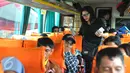 Penjual jasa penukaran uang sedang menawarkan pecahan uang kecil di dalam bus yang berada di Terminal Pulogadung, Jakarta, Jumat (10/7/2015). BI mengaku terus mewaspadai maraknya peredaran uang palsu menjelang Idul Fitri. (Liputan6.com/Herman Zakharia)