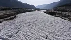 Pemandangan dari udara terlihat Sungai Kuning yang tertutup es di dekat tempat wisata Air Terjun Hukou di Provinsi Shaanxi, China pada 16 Desember 2020. Air terjun Hukou menyuguhkan pemandangan musim dingin nan spektakuler saat suhu udara terus turun dalam beberapa hari terakhir. (Xinhua/Tao Ming)