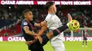 Pemain Paris Saint-Germain (PSG), Colin Dagba, berebut bola dengan pemain Marseille, Nemanja Radonjic, pada laga Ligue 1 di di Stade de France, Senin (14/9/2020). PSG takluk 0-1 dari Marseille. (AP Photo/Michel Euler)