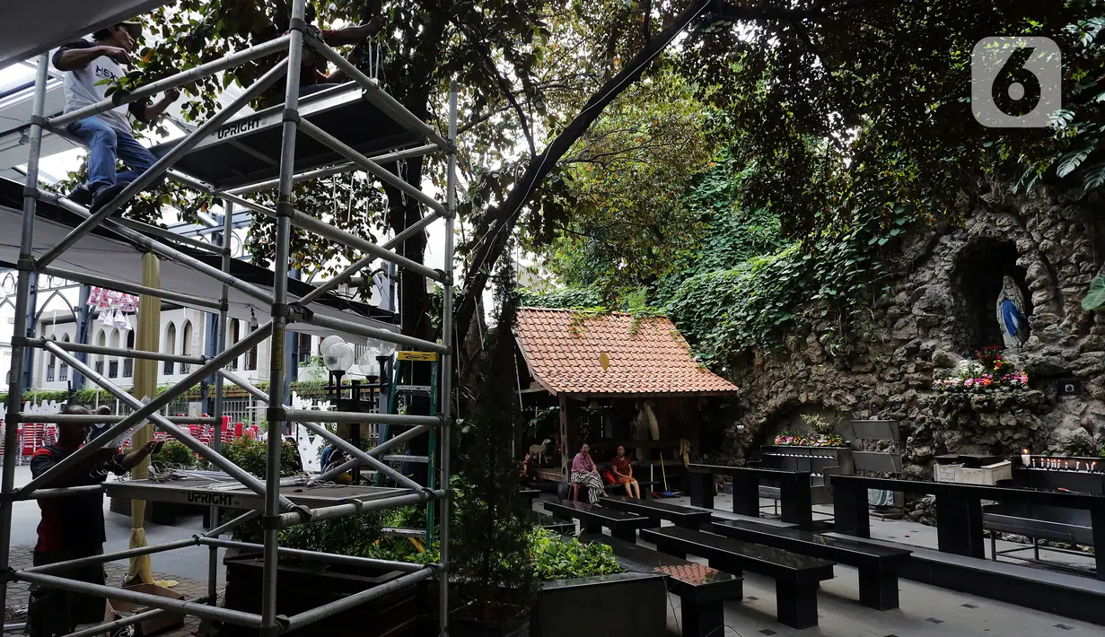 Pekerja membuat dekorasi untuk perayaan Natal di Gereja Katedral, Jakarta, Senin (23/12/2019). Menjelang Natal, Gereja Katedral mulai melakukan persiapan dengan mendekorasi ruangan serta memasang berbagai ornamen. (Liputan6.com/Johan Tallo)