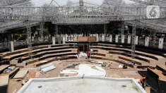 Para pekerja menyelesaikan pembangunan panggung untuk debat calon presiden (Capres) dan calon wakil presiden (Cawpres) Pemilihan Presiden (Pilpres) 2024 di Halaman Gedung KPU, Jakarta, Minggu (10/12/2023). Debat Capres dan Cawapres di Pilpres 2024 dilaksanakan sebanyak lima kali yang akan dimulai pada 12 Desember 2023. (Liputan6.com/Angga Yuniar)