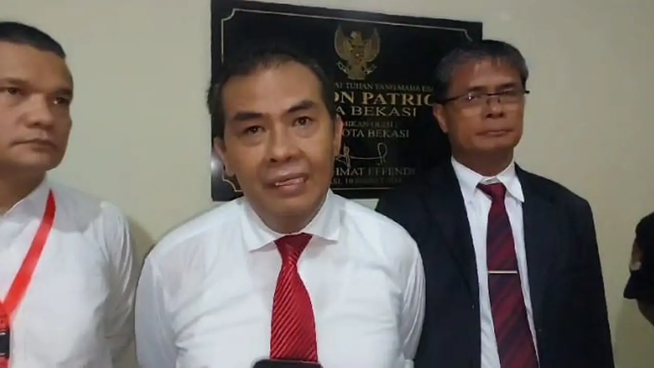 Ketua Bidang Keanggotaan dan Organisasi DPP PDIP Sukur Nababan percaya diri dengan kemampuan Ganjar-Mahfud di debat capres putaran kedua. (Liputan6.com/Bam Sinulingga)