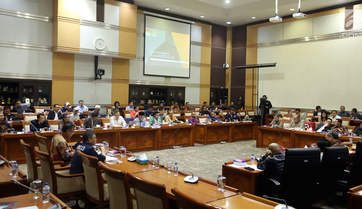 Suasana Rapat Dengar Pendapat (RDP) Pimpinan KPK dengan Komisi III DPR di Senayan, Jakarta, Senin (11/9). Rapat tersebut membahas Sistem Pengawasan terhadap Pengelolaan dan Manajemen Aset Hasil tindak Pidana Korupsi di KPK. (Liputan6.com/Johan Tallo)