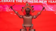 Sebuah robot humanoid yang mengenakan hiasan kepala tradisional dipamerkan selama pratinjau media pada pameran kuil robot menjelang Tahun Baru Imlek di Beijing, China, Jumat 13 Februari 2026. Sejumah robot humanoid tampil dalam pameran kuil robot untuk menyambut Tahun Baru Imlek di Beijing, China. (AP Photo/Vincent Thian)
