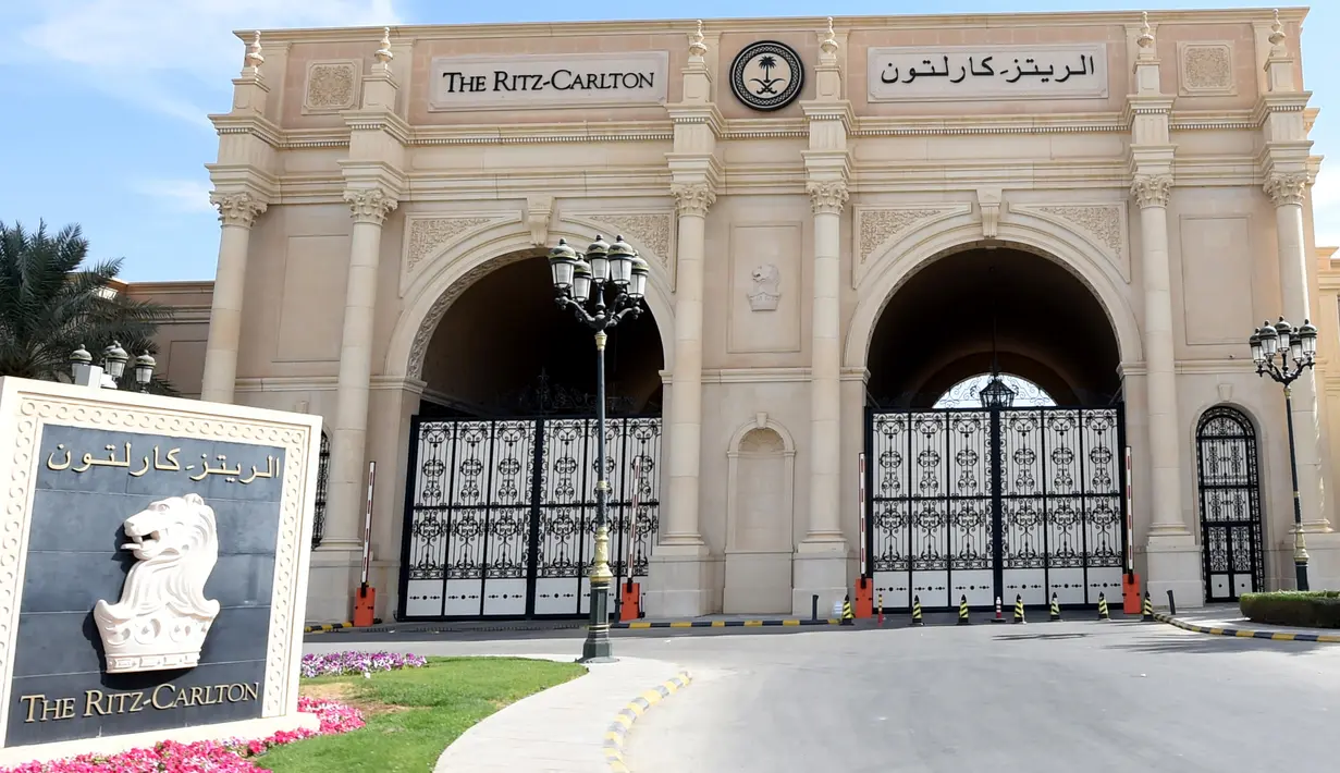 Gerbang utama hotel mewah Ritz Carlton Riyadh di  Arab Saudi, 5 November 2017. Hotel bintang lima tersebut dijadikan sebagai rumah tahanan sementara 11 pangeran Saudi, empat menteri, dan puluhan mantan anggota kabinet. (FAYEZ NURELDINE/AFP)