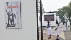 Siswa SD Negeri Menteng 01 mengamati karya foto yang dipamerkan dalam pameran fotografi Rekam Jakarta di Taman Menteng, Kamis (29/8/2019). Kegiatan tersebut dalam rangka edukasi bagi siswa mengenal profesi foto jurnalistik. (merdeka.com/Iqbal S Nugroho)