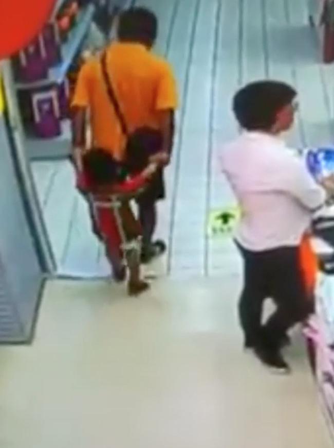 Anak dan ayah yang sedang bermain-main di lorong supermarket saat mereka berbelanja | Photo: Copyright mirror.co.uk