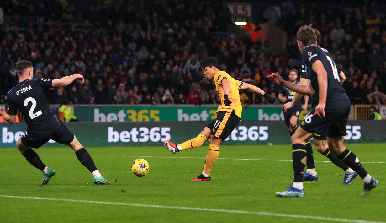 <p>Pemain Wolverhampton, Hwang Hee-chan (tengah) mencetak gol kemenangan timnya ke gawang Burnley pada laga pekan ke-15 Liga Inggris 2023/2024 yang berlangsung di Molineux Stadium, Wolverhampton, Inggris, Rabu (06/12/2023) dini hari WIB. (AFP)</p>