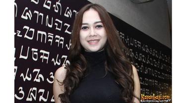 6 Foto Lawas Aura Kasih, Bukti Cantiknya Tak Pernah Luntur